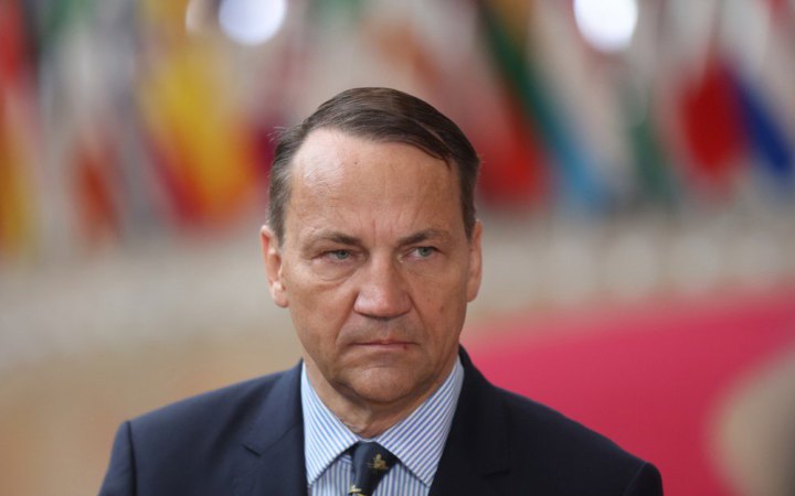 Сікорський: "Путін – обвинувачений у воєнних злочинах. Зустрічаючись з ним, ви його легітимізуєте"