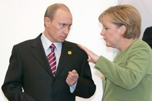 Путін обговорив із Меркель конституційну реформу в Україні