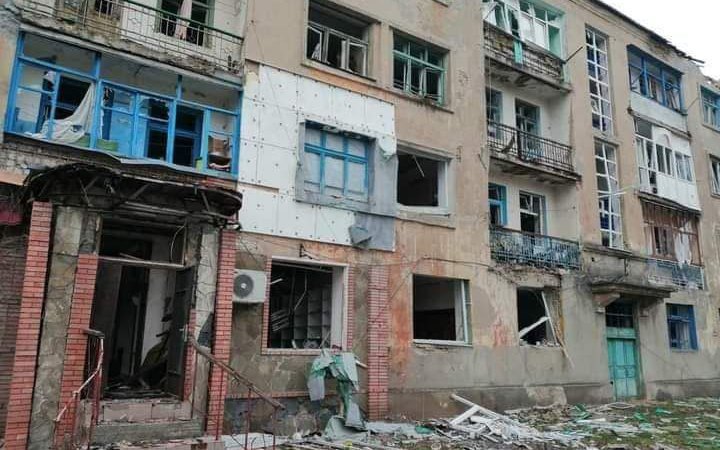 В результате обстрелов в Луганской области погиб один человек, трое раненых, разрушены 20 домов и две школы (обновлено)