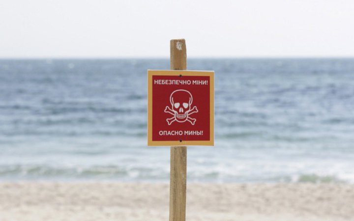 Росіяни заміновують окуповані території, міни заклали навіть на дитячому пляжі