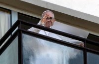 Папа Римский произнес первую после операции воскресную молитву с балкона римской больницы