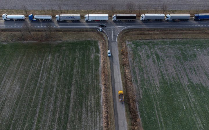 На українсько-польському кордоні в чергах стоять понад 4 тисячі вантажівок