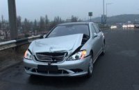 В Киеве Mercedes отправил в отбойник другую машину: госпитализированы 2 человек