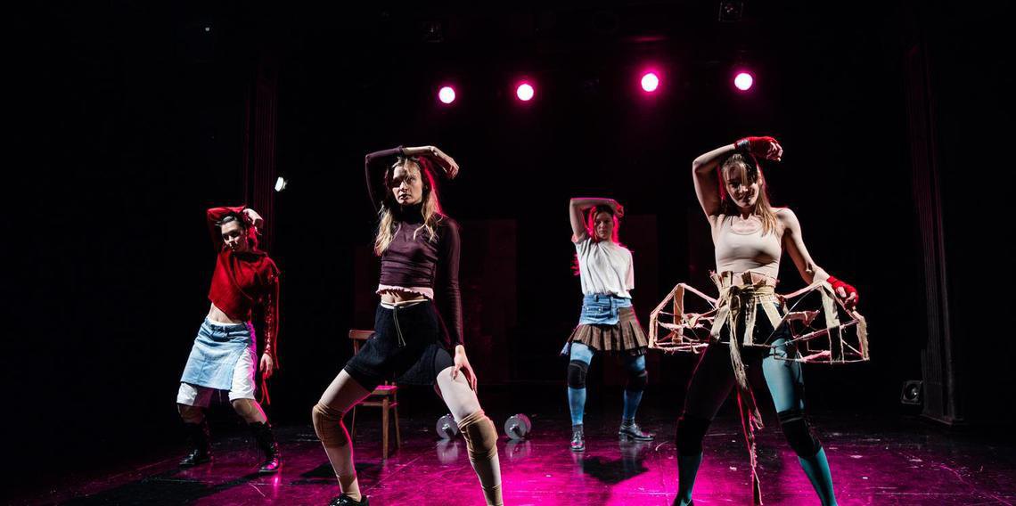 Вистава «Місячні» 