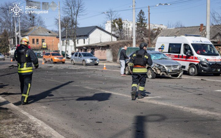 Росіяни вдарили безпілотниками по дорозі у Сумах, є травмовані