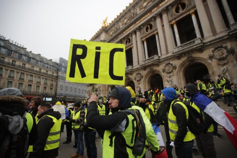 "Желтые жилеты" вышли на очередную акцию в Париже (обновлено)