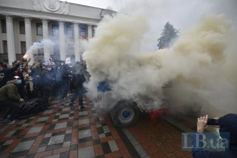 Под ВР проходит митинг за отставку Авакова, протестующие перевернули и забросали фаерами "бобик"