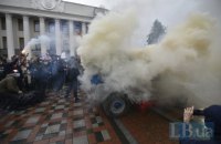 Под ВР проходит митинг за отставку Авакова, протестующие перевернули и забросали фаерами "бобик"