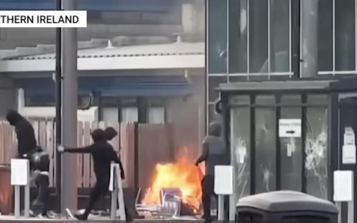 У Північній Ірландії – четверта ніч поспіль заворушень. Влада каже про расизм