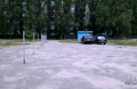 В Днепропетровске школьный стадион превратили в платную стоянку