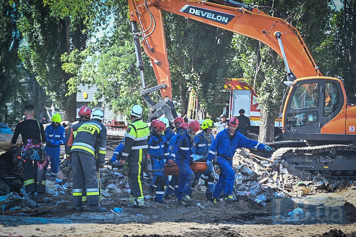  Рятувальники на місці удару по п'ятиповерхівці у Дарницькому районі Києва.