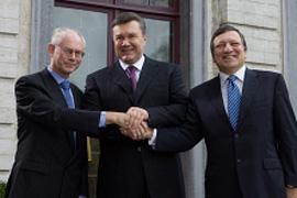 Янукович подозревает Европу в желании с ним подружиться