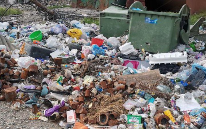 Майже 9 тисяч тонн сміття назбиралося на вулицях тимчасово окупованого Маріуполя, - міська рада