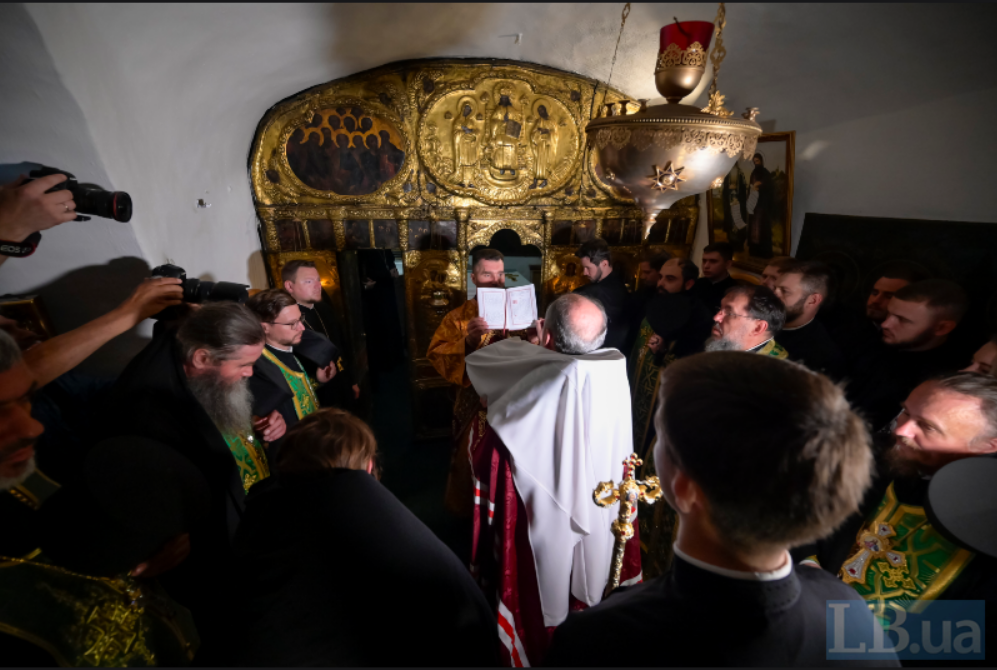 Служба у печерному храмі