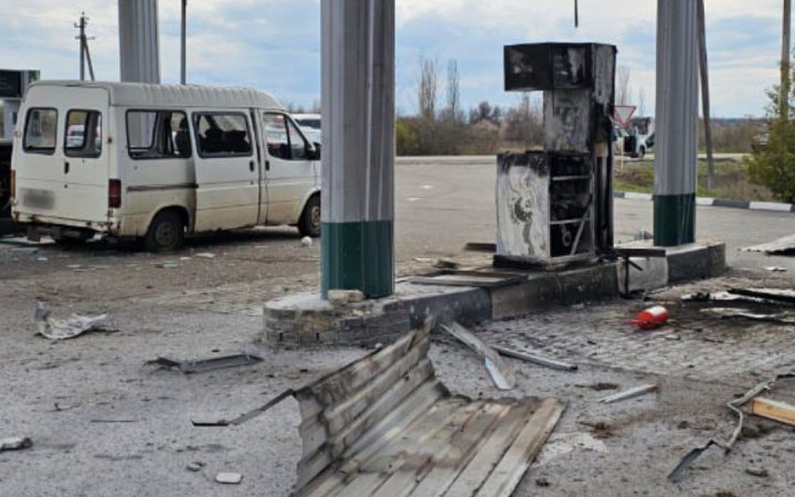 Окупанти вдарили по території АЗС на Харківщині, є поранені