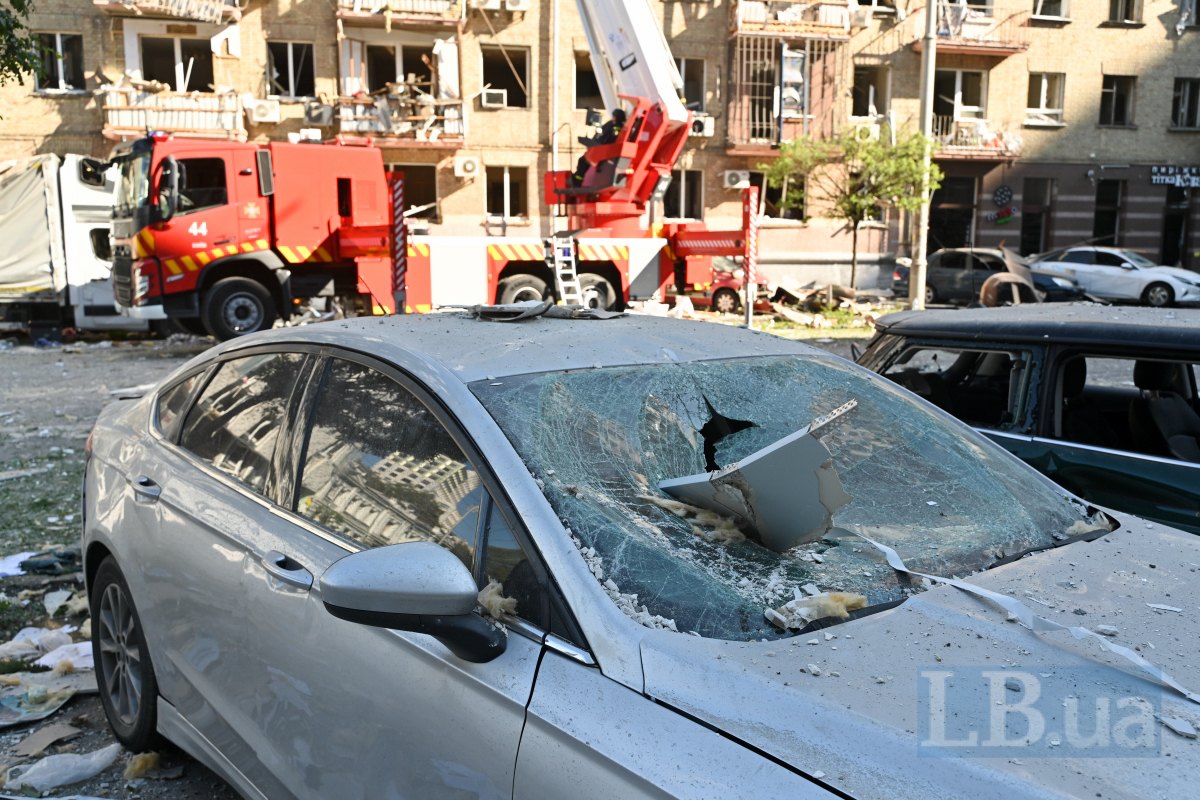 Наслідки удару рф в Шевченківському районі.