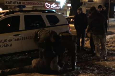 Бійці Нацгвардії із застосуванням сили затримали двох бешкетників в Одесі