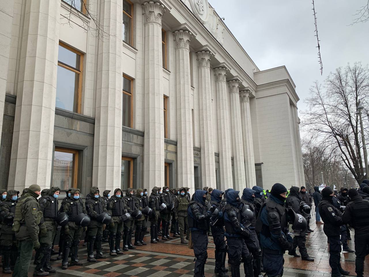 Посилена охорона Верховної Ради в день виступу президента.