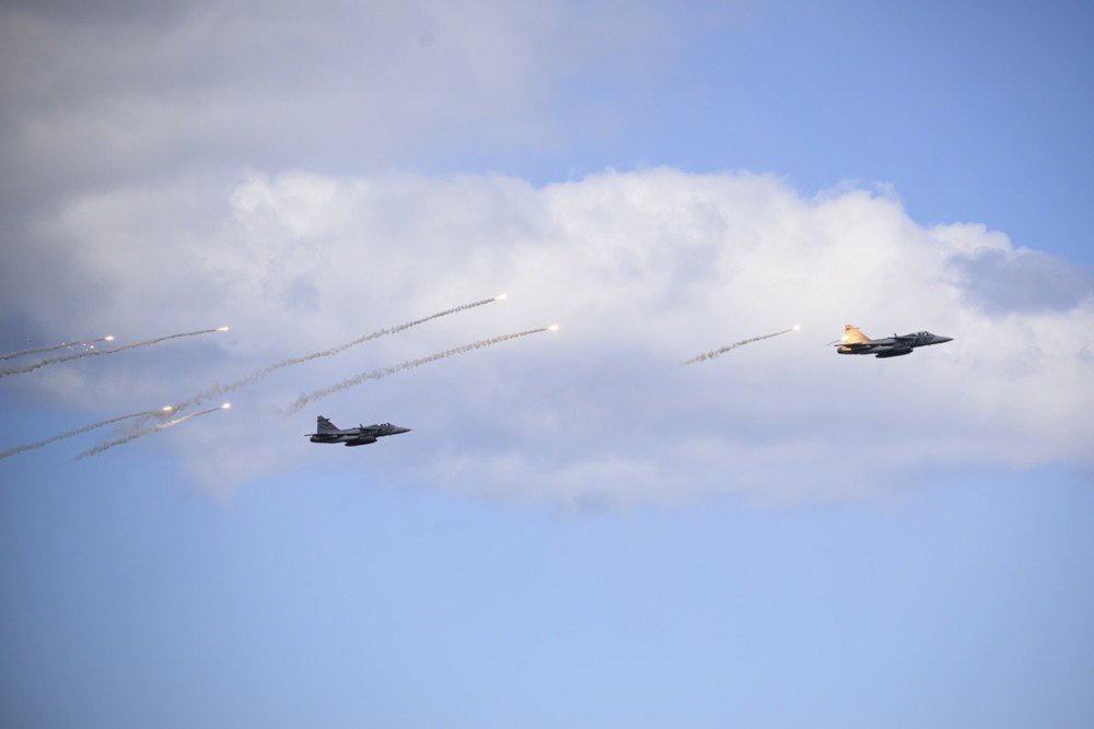 Літаки JAS 39 C/D Gripen шведських ВПС запускають ракети під час відпрацювання ураження наземних цілей під час навчань Aurora 26 на військовому полігоні Ваддо в Стокгольмі, Швеція, 5 травня 2026 року.