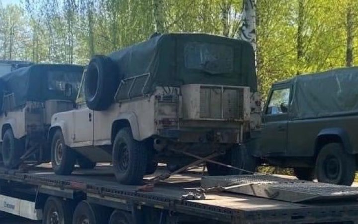 Збройні сили Литви передали українським військовим шість позашляховиків Land Rover