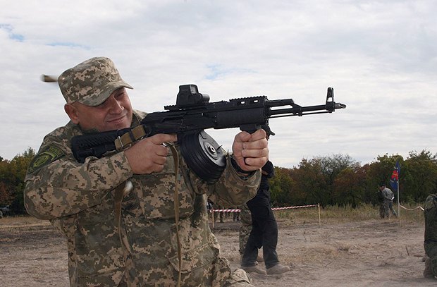 Во время службы в Луганской области. Даже генералы должны уметь хорошо стрелять.