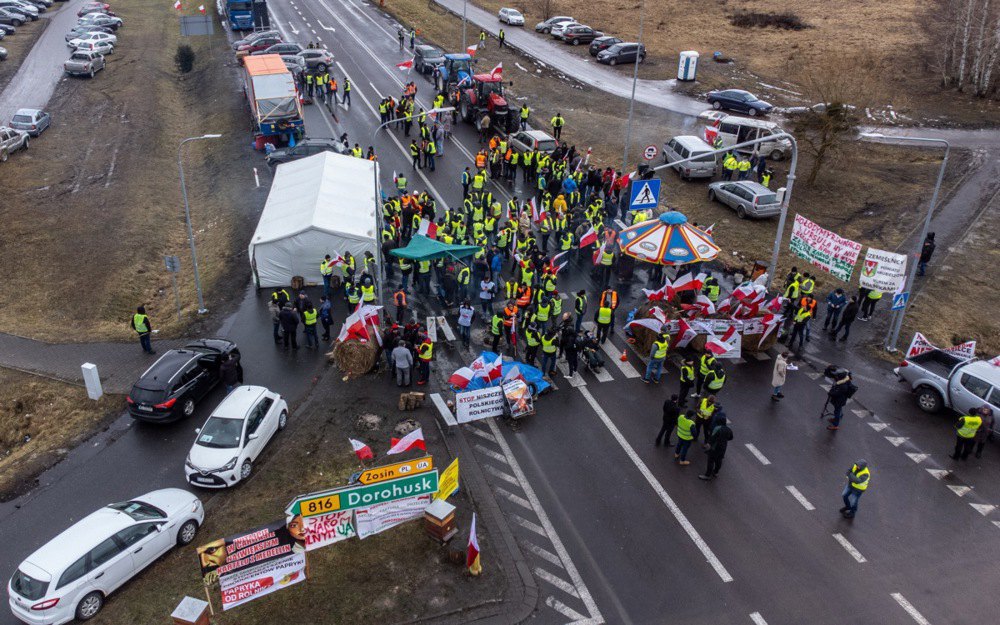 Польські фермери блокують рух під час протесту перед польсько-українським пунктом пропуску на кордоні в Дорогуську, 20 лютого 2024 р.