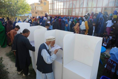 В день выборов в Афганистане на участках произошло 15 взрывов