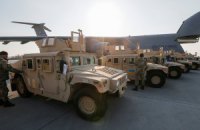 До України приїхала чергова партія військових автомобілів Humvee зі США