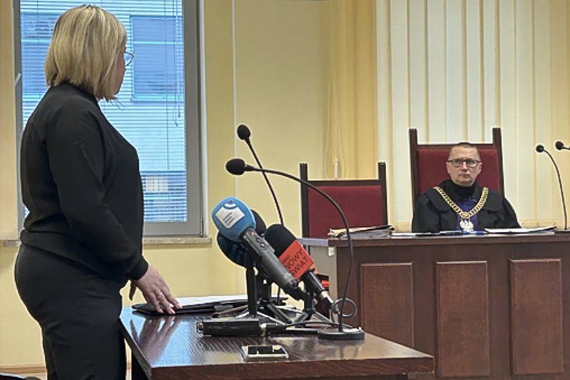 Суддя Пьотр Ринг і власниця транспортної компанії, лідерка протесту Едита Озиґала під час засідання суду в Любліні