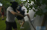 Киевляне и активисты снесли забор незаконной стройки