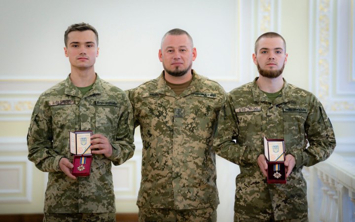 Зеленський нагородив державними нагородами контрактників, які прийшли до війська за програмою 18–24