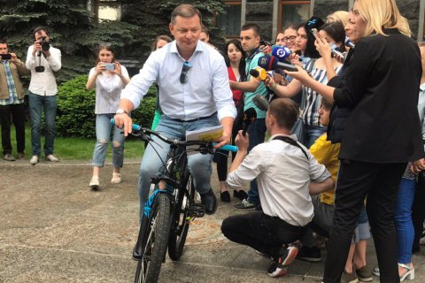 Ляшко приехал в Администрацию президента на велосипеде