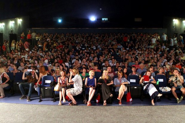 Зрители на Одесском кинофестивале перед показом