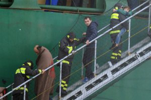 З охопленого вогнем  італійського порома врятовано 329 осіб