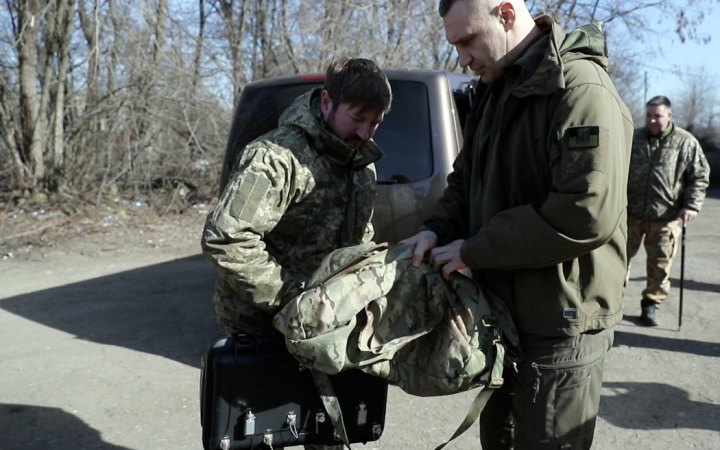 Кличко побував на передовій – привіз захисникам Донбасу дрони, РЕБи та броньовик