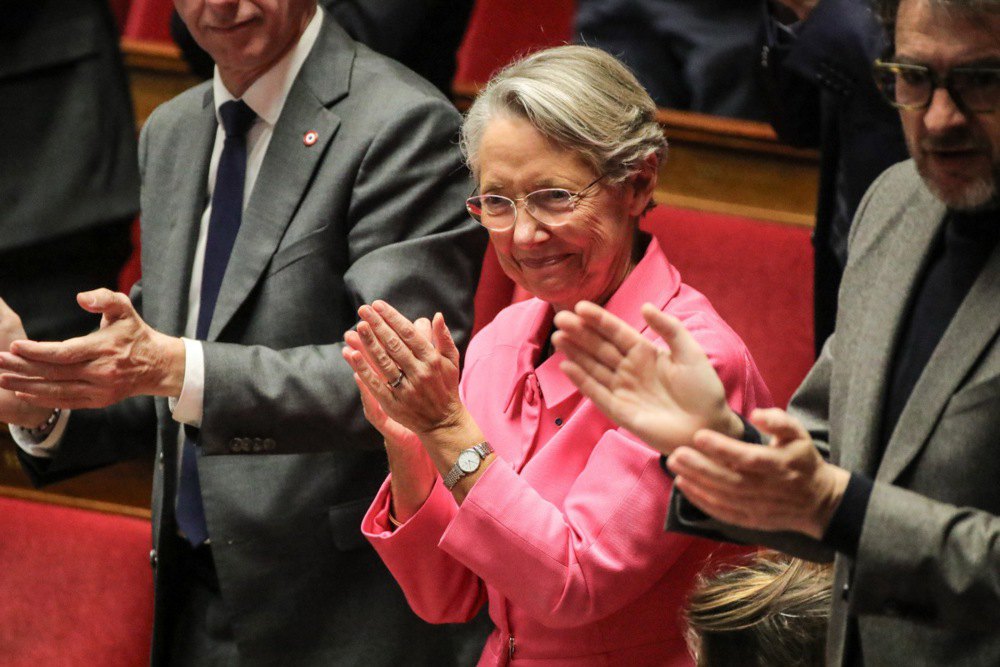 Колишня прем’єр-міністерка Франції Елізабет Борн (у центрі) під час дебатів щодо франко-української угоди про безпеку та щодо ситуації в Україні на відкритому засіданні Національної асамблеї в Парижі