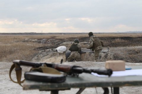 На Донбасі внаслідок обстрілу Новотроїцького загинув військовий