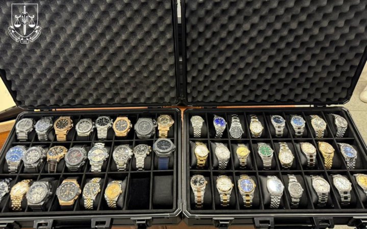 Викрито групу з 11 осіб, які займались контрабандою елітних годинників з Гонконгу, Китаю та ОАЕ