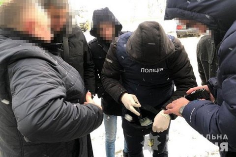 Во Львове задержали лесничего при получении $1500 взятки 