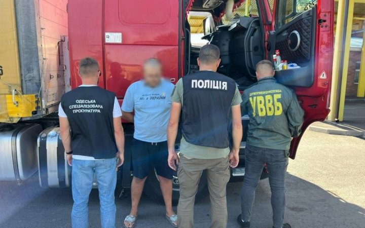 На Одещині чоловіка намагалися переправити до Молдови в фурі з газованими напоями