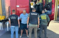 На Одещині чоловіка намагалися переправити до Молдови в фурі з газованими напоями