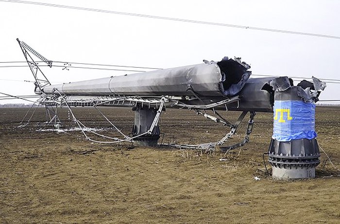 Поврежденная электроопора ЛЭП в районе села Богдановка Херсонской.