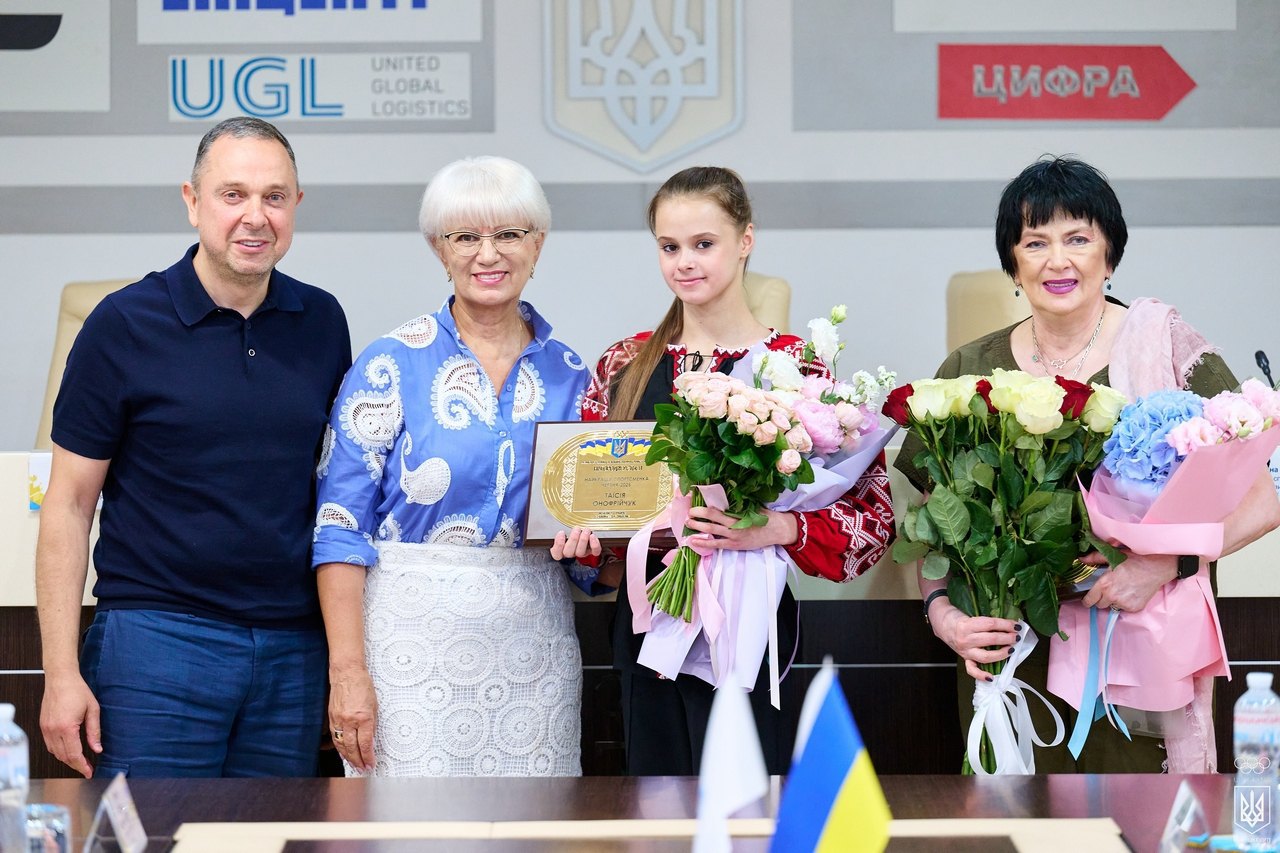 Бабуся Таї Олена Миколаївна (друга праворуч)