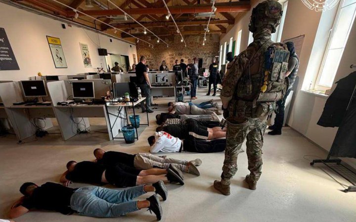 В Ужгороді припинили діяльність шахрайського кол-центру, який ошукував іноземців