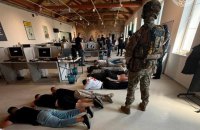 В Ужгороді припинили діяльність шахрайського кол-центру, який ошукував іноземців