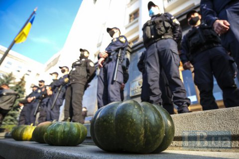 Протестувальники принесли під Офіс президента гарбузи для Шкарлета