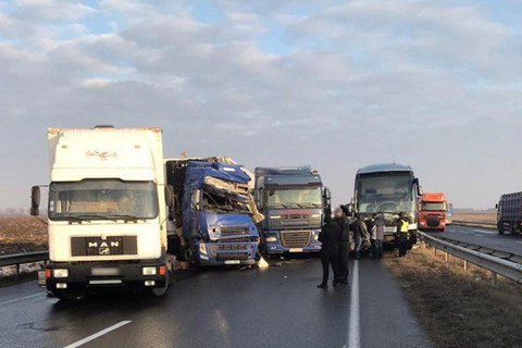 На одесской трассе из-за гололеда произошло ДТП с 11 автомобилями