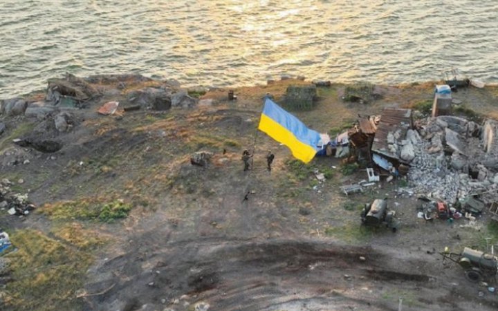 ЗСУ підняли український прапор на острові Зміїний – опубліковано фото та відео (оновлено)