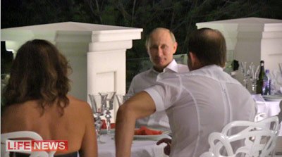 Владимир Путин (в центре) и Медведчук (справа спиной) на встрече в Крыму