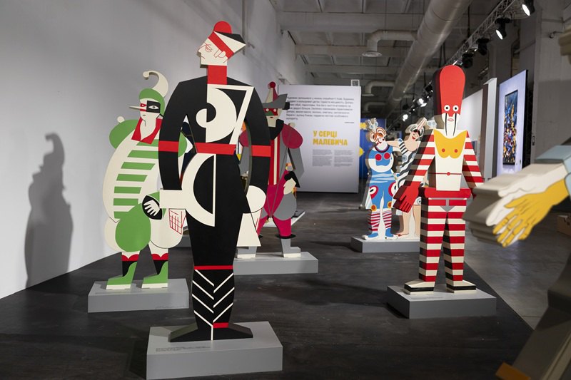 Об'ємні ескізи театральних костюмів